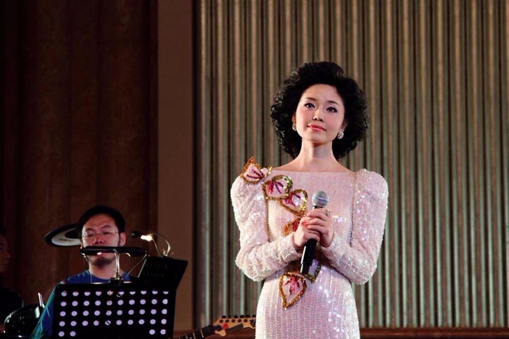时隔24年女神邓丽君再登舞台现场演唱月亮代表我的心