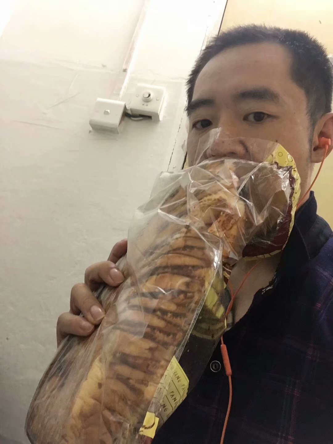 原创娱乐八卦网红重庆草帽哥落难广州街头被当地小混混群殴暴打致残