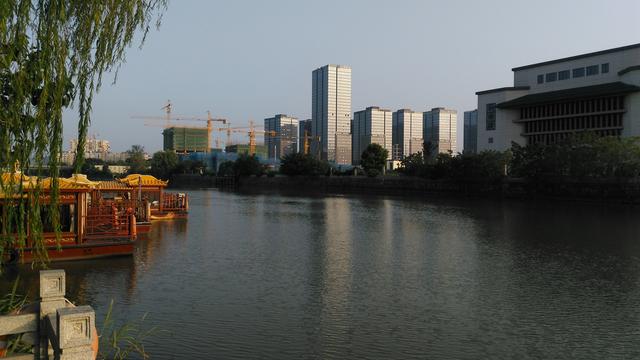 我们来到盐城市的中国海盐历史文化风貌区,景区边的一条长长的串场河