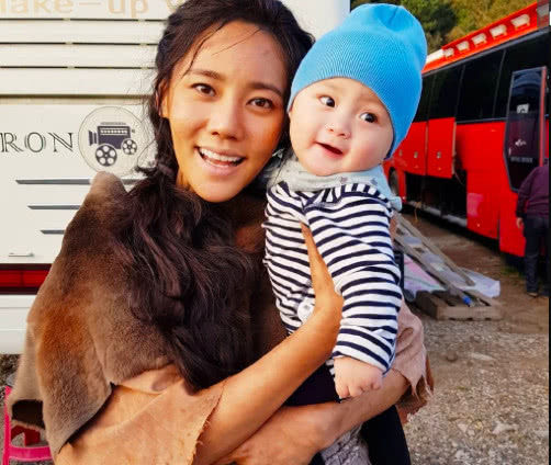 于晓光带娃探班老婆秋瓷炫穿着剧组服和儿子合影开心又憔悴