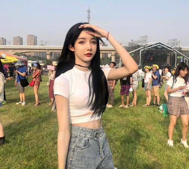 原创抖音女装大佬艾比与女神又近一步喉结貌似没了心动的感觉