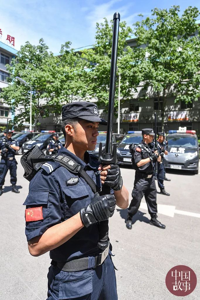 太原巡警"仗剑走天涯"携新式装备亮相街头