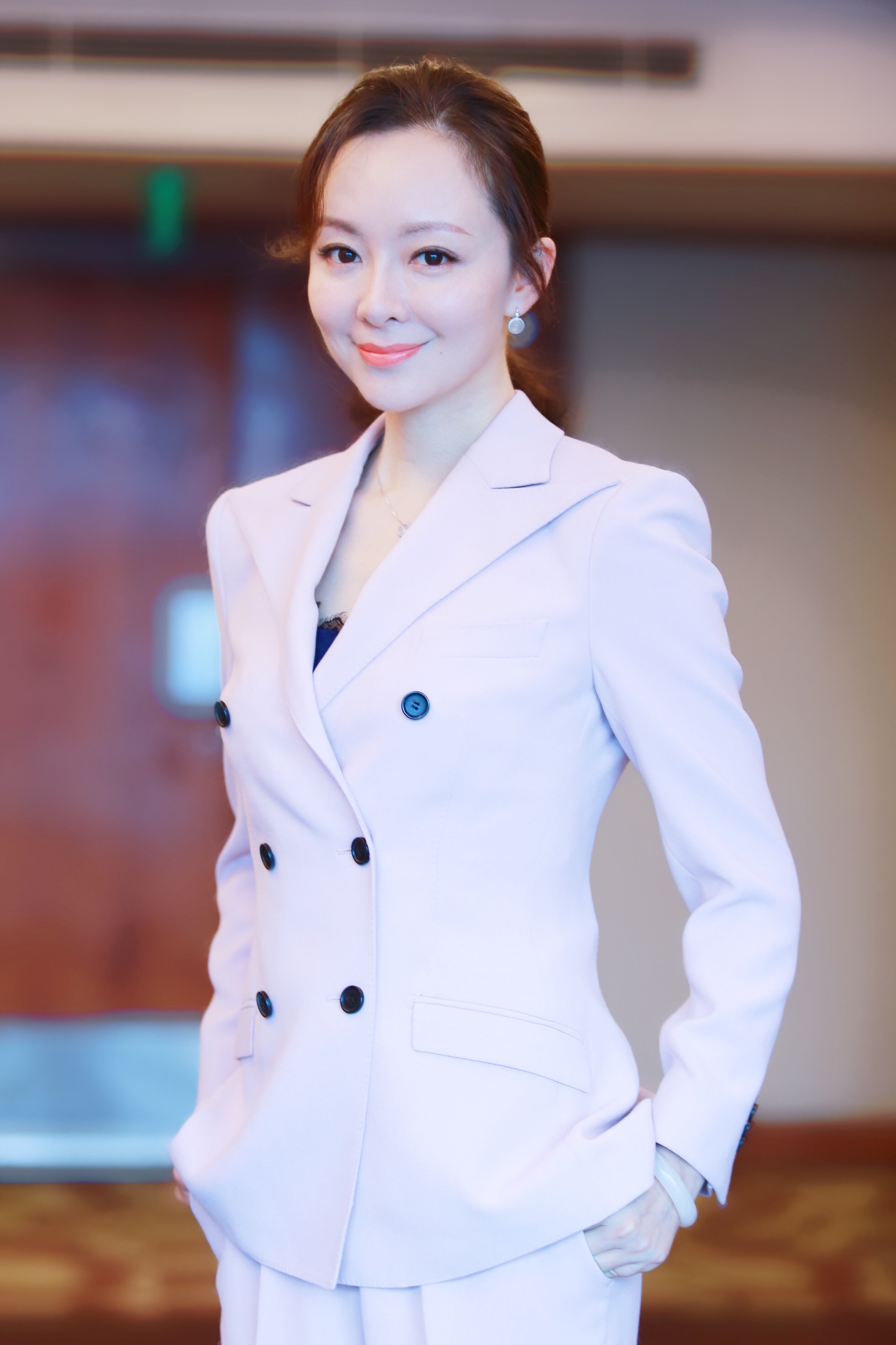 许榕真2019雷克萨斯品鉴会 粉色西装亮相展绰约魅力