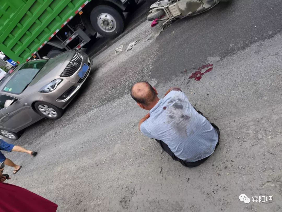 二级路新桥路口发生车祸地上一滩血