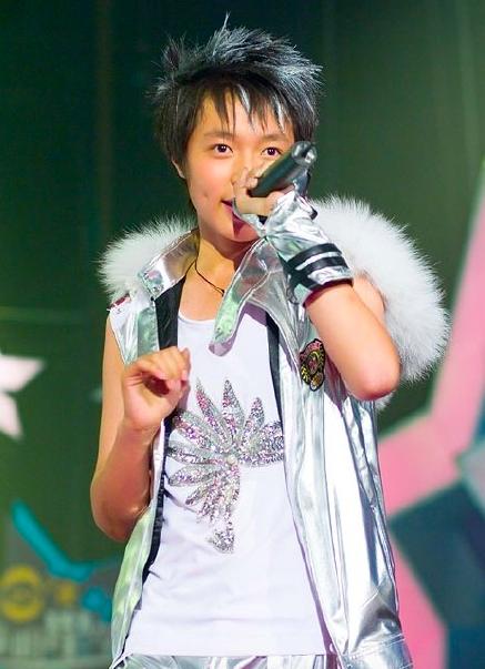 海涛非常瘦沈梦辰似谢娜明星早年选秀旧照中张艺兴最可爱