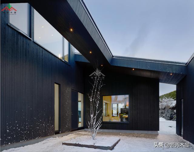 带车库的深黑色外墙轻型居家木屋别墅