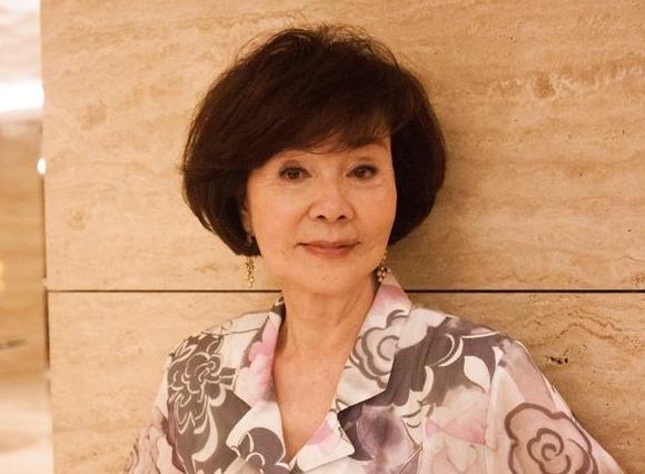 晒晒归亚蕾在台湾的豪宅每件家具都有雕刻花纹很有复古感觉