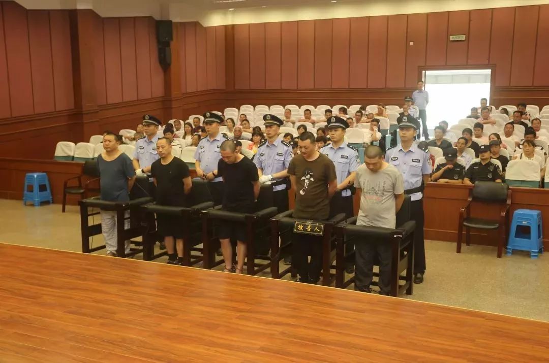 案件扫黑除恶强迫交易寻衅滋事非法采矿这个欺压百姓的村主任终于被