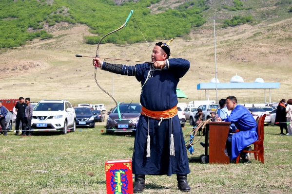 满族屯满族乡庆祝建乡35周年系列活动暨祭祀查干敖包20周年文化节活动
