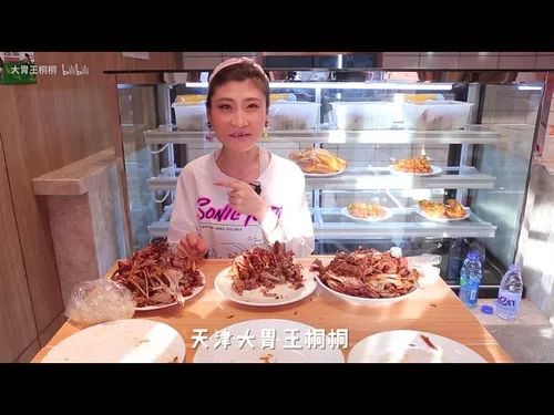 再看她再看她体型纤细,四肢瘦弱,脸部却显得异常浮肿,也是由于催吐