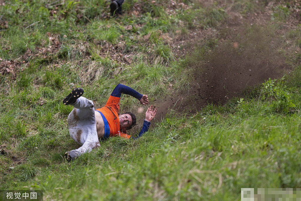英国"滚奶酪"大赛参赛者滚山坡 场面惊险刺激