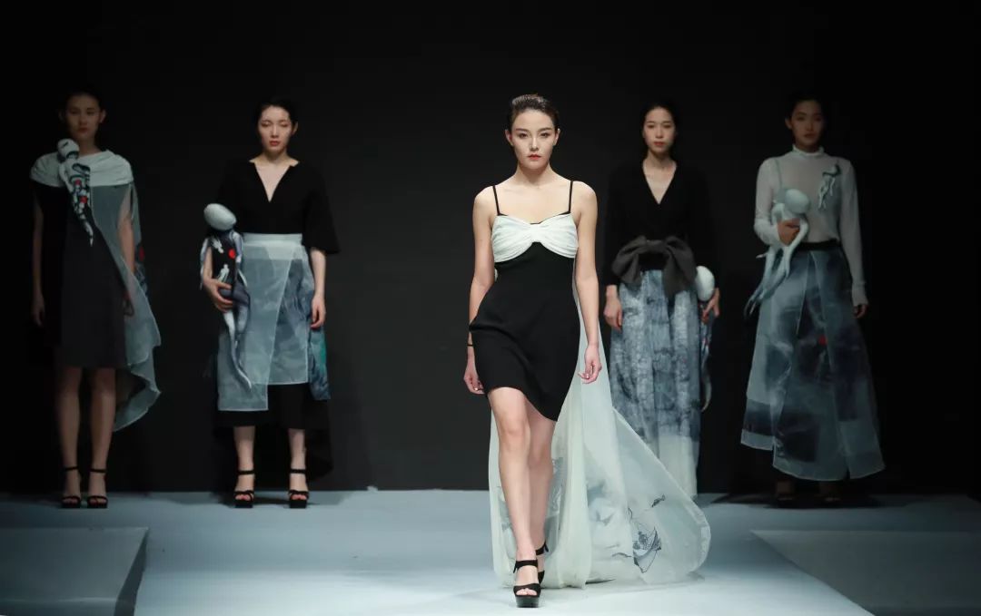 fashionshowbystudentdesigners深大设计新锐t台秀