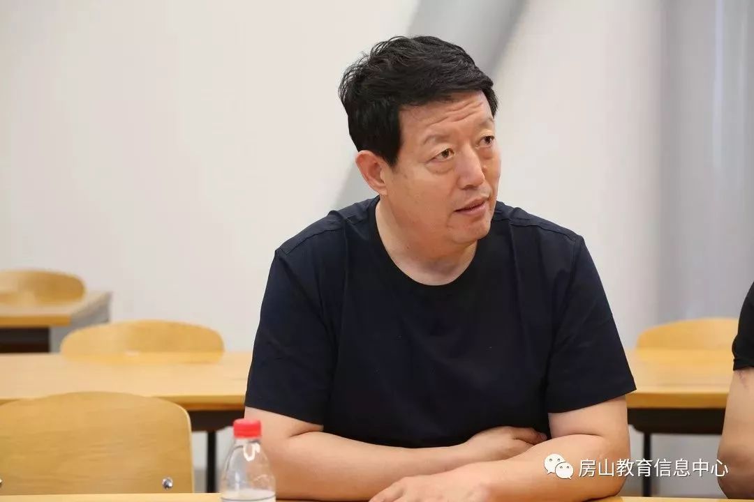 房山教育信息中心白志国副主任和陈永毅老师这对师徒在学校项目申请