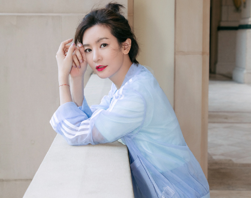 原创小燕子李晟复出录制首档综艺带着小朋友演童话剧表情亮了