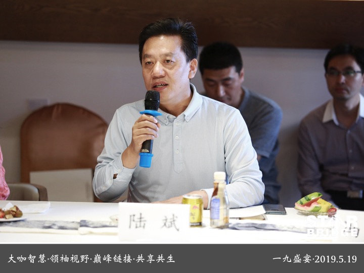 《高尔夫新纪元》的作者陆斌也在当天乘飞机专程赶来参加1