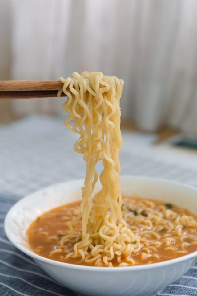 8款网红泡面测评来了有一款直接味道劝退