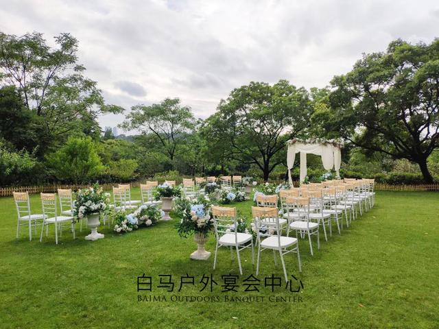 这时候有的朋友就该问了,南京那里可以又有户外草坪,还可以吃自助餐啊