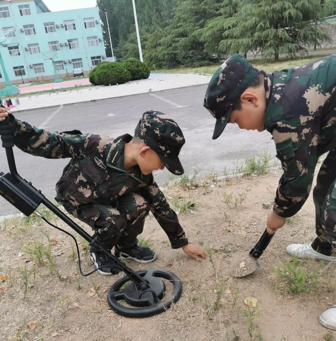 金属探测器的作用很强大,挖地雷,防炸弹,可以探测到微小的金属存在