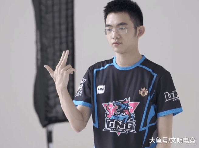 lpl夏季赛定妆照拍摄花絮小虎胖了小明成熟了他自信了