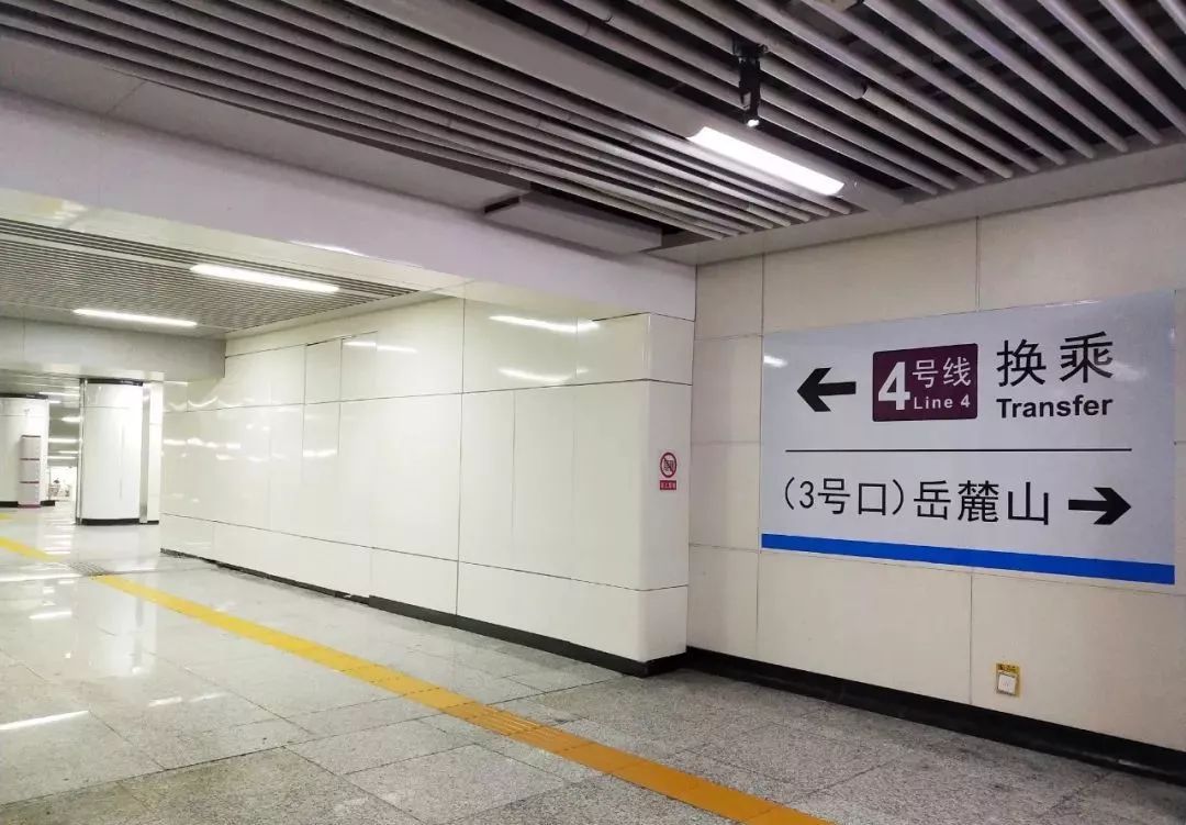 公交换乘信息地铁4号线一期25座地铁站的出口都与公交相衔接,观沙岭站
