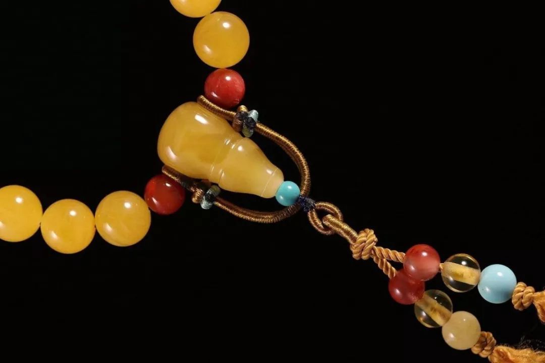 67配串上瘾了这款顶级蜜蜡三通真是配哪儿都好看