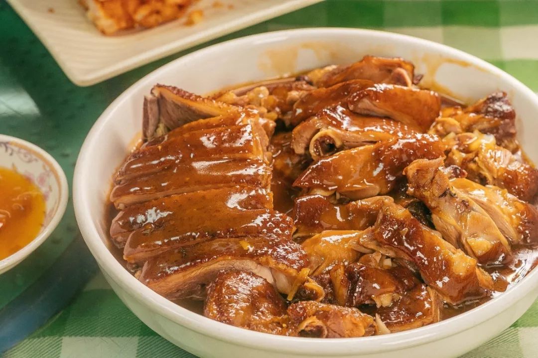 萝卜酥,香酥脆口的油炸大肠和蜜汁交缠的茶叶排骨,还有酱香浓郁的碌鹅