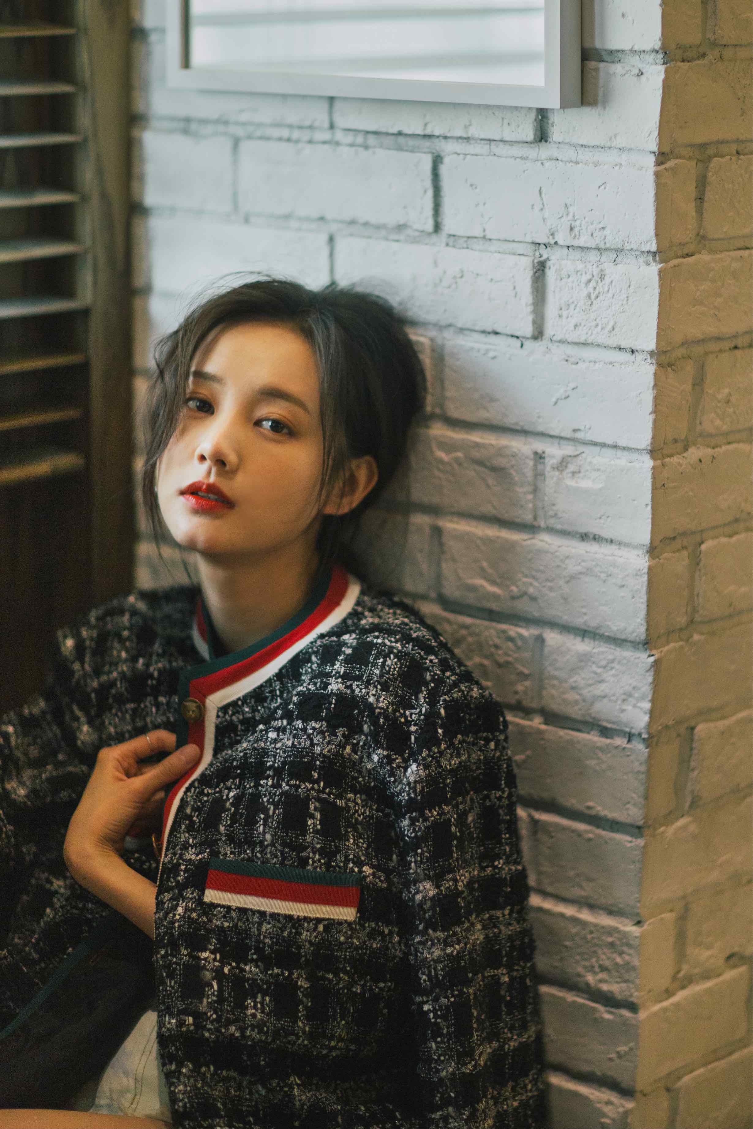 李一桐最新街拍 展露质感先行的高级时尚