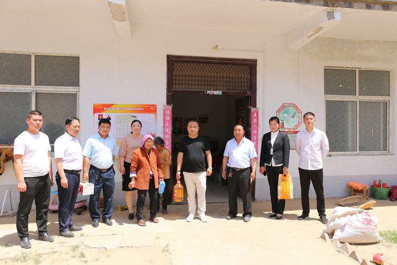 兰考县邮政中山东街支局联合沪裕地产到惠安街道办古寨村慰问当地贫困