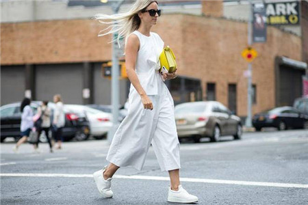 戈蔓婷女装：白领女性如何穿搭小白裤，让你尽情显露美感(图1)