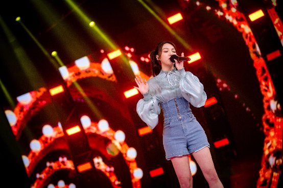 强东玥现场演绎《不得不爱》成阿牛声音合伙人