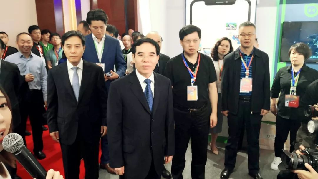 媛媛女士为广东省广播电视局副局长钟庆才先生讲解箩筐app的创新展现