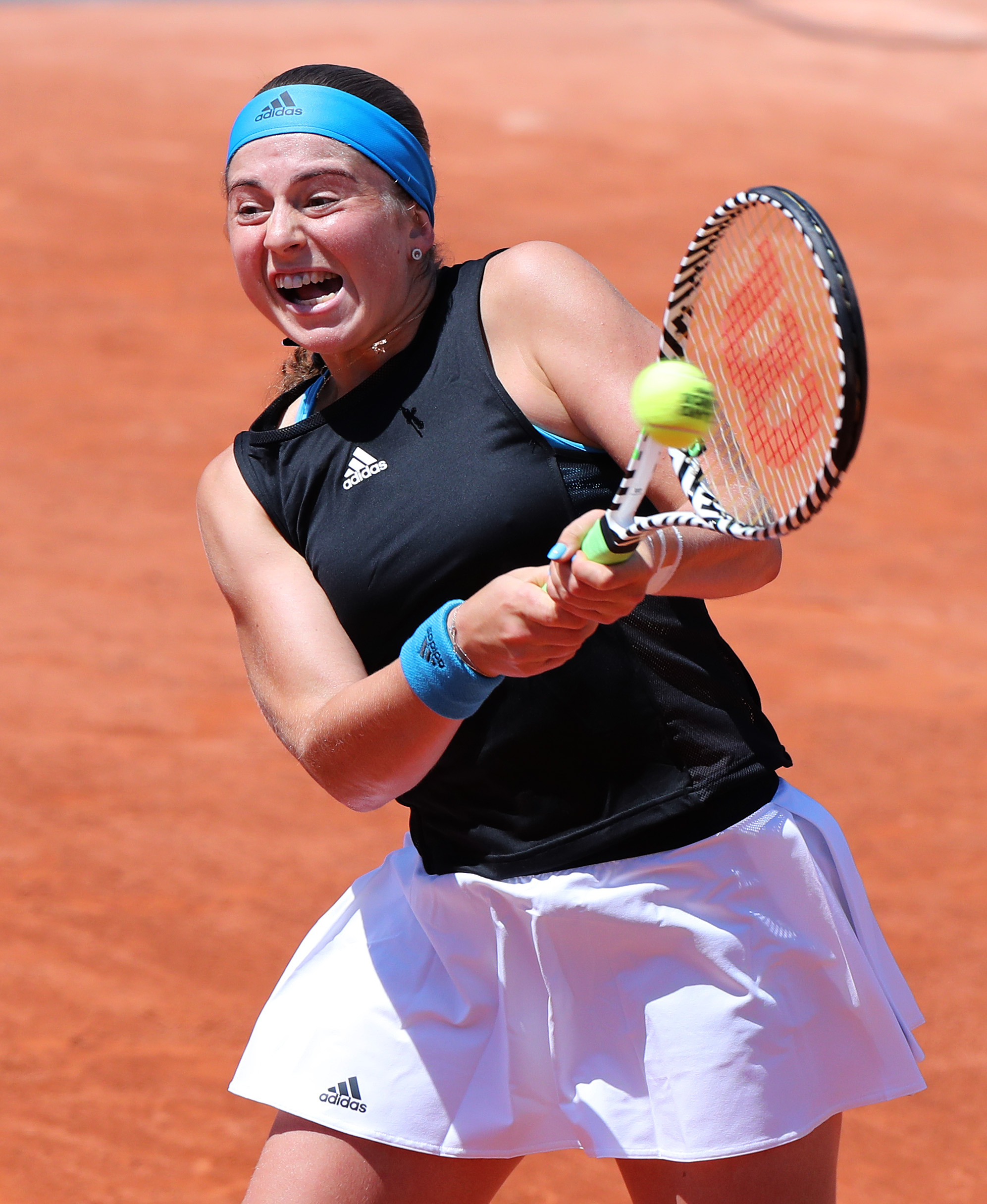 法国网球公开赛女单首轮比赛中,白俄罗斯选手阿扎伦卡以2比0战胜