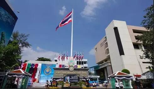 它泰国高等教育机构里最早成立的私立大学,以著名的商务,经贸实力闻名