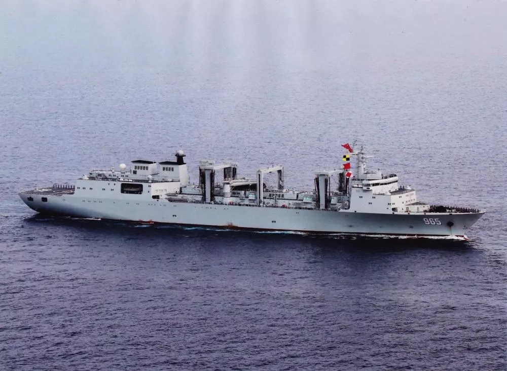 原创002号航母出海海试呼伦湖号补给舰伴行甲板标线已全部完成