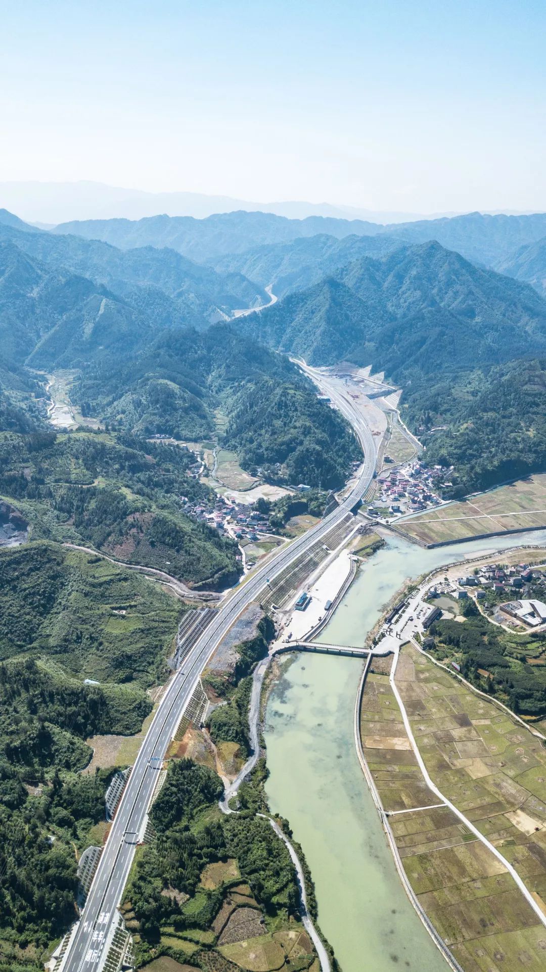 一个是沪昆高速大龙出口,一个是杭瑞高速大兴出口,铜怀高速将是通往