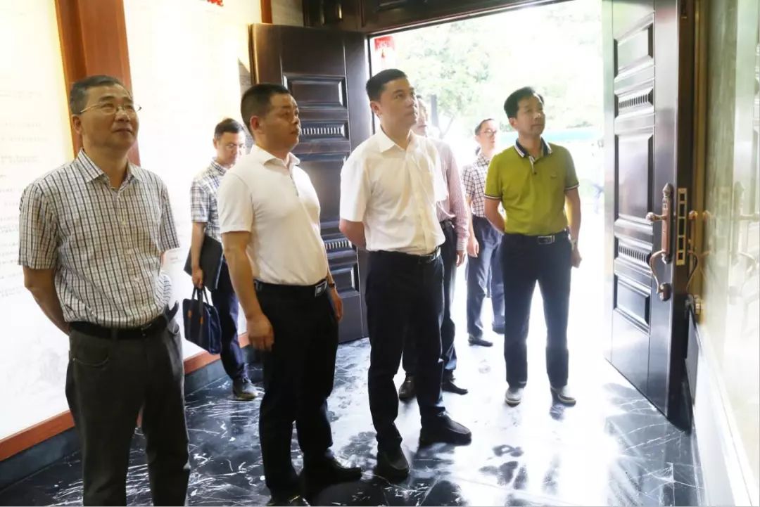 区委常委纪委书记监委主任徐凯盛以人大代表身份进选区