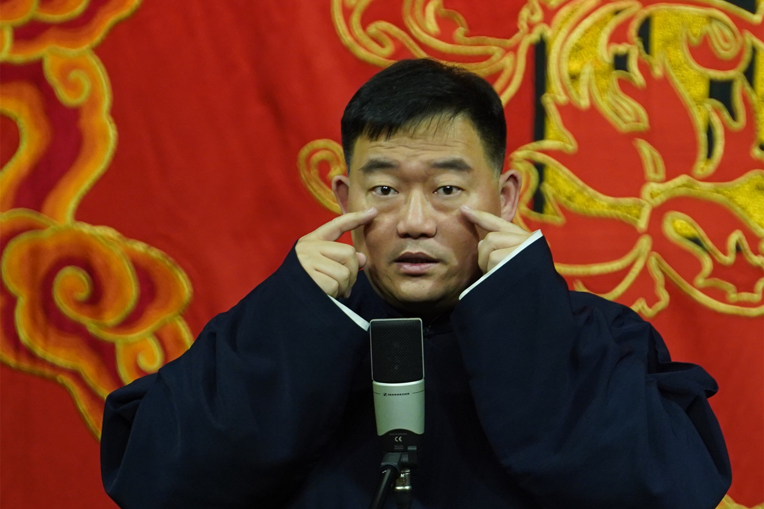 比郑好还高一辈的是第六代相声演员,按照相声界辈分算是"文"字辈.