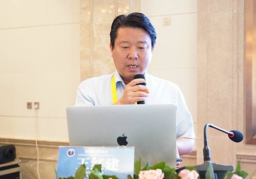 安钢总医院王红建教授做《腰椎退变性不稳的新的微创选择—经皮内镜下