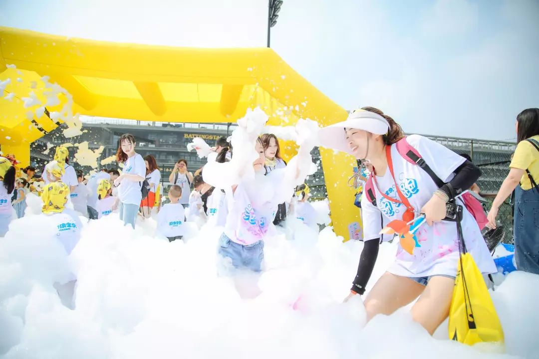 定向天空泡泡跑61周六玩转六一陆地潮玩定向游戏嗨翻天空中bubblerun
