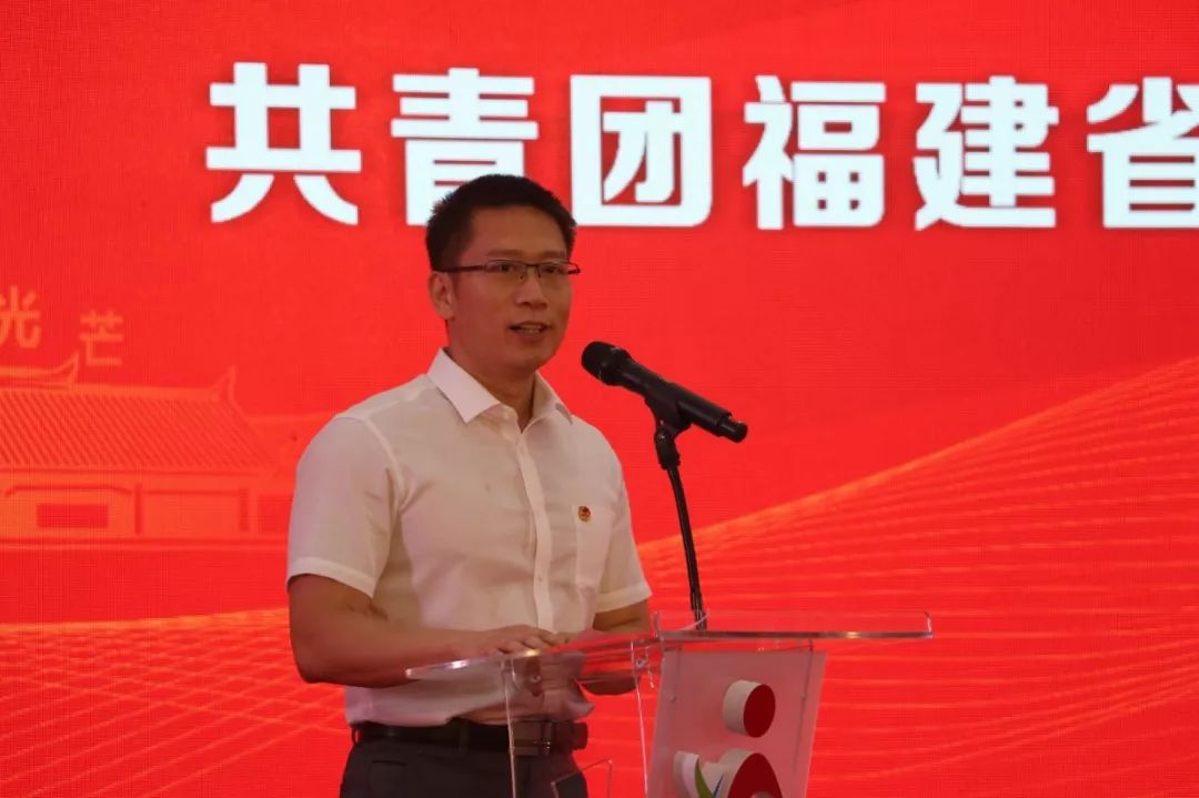 本届竞赛评委会主任黎昕作评审报告,共青团福建省委副书记陈志勇讲话