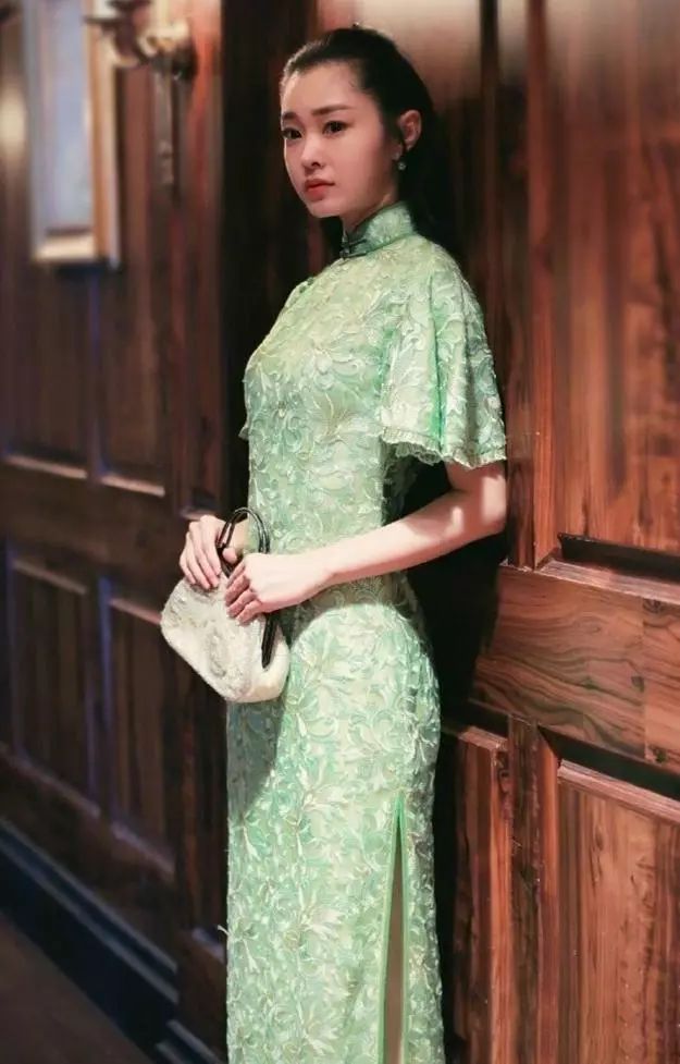 淡色旗袍搭配半马尾,手里拿着米白色手拿包,旗袍年代的大家闺秀~素净