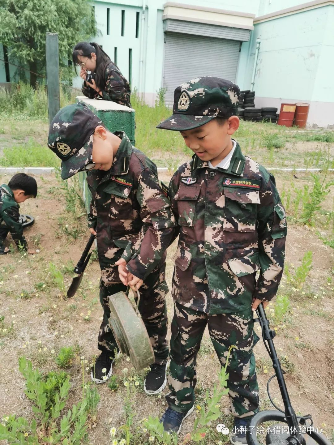 金属探测器的作用很强大,挖地雷,防炸弹,可以探测到微小的金属存在