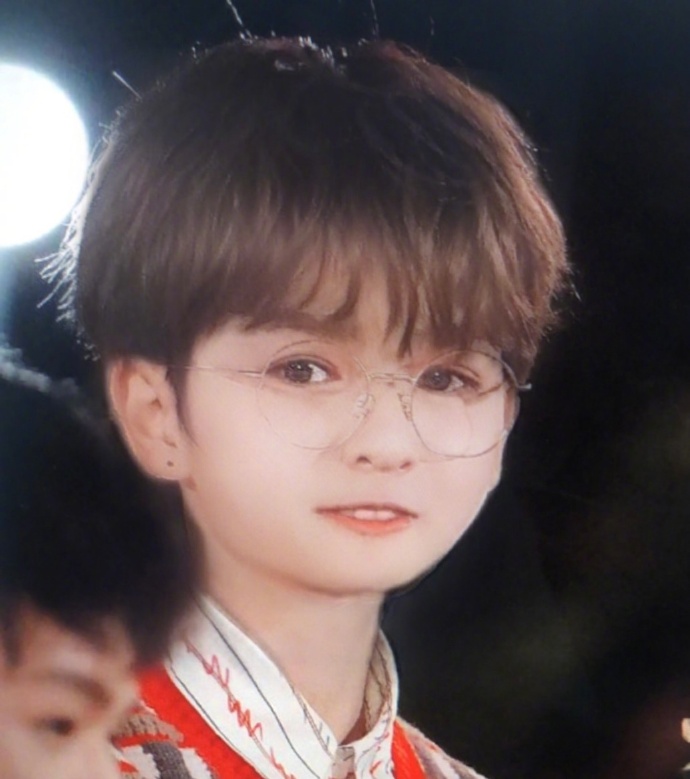 儿童滤镜风靡全网 朱正廷回归童年似混血