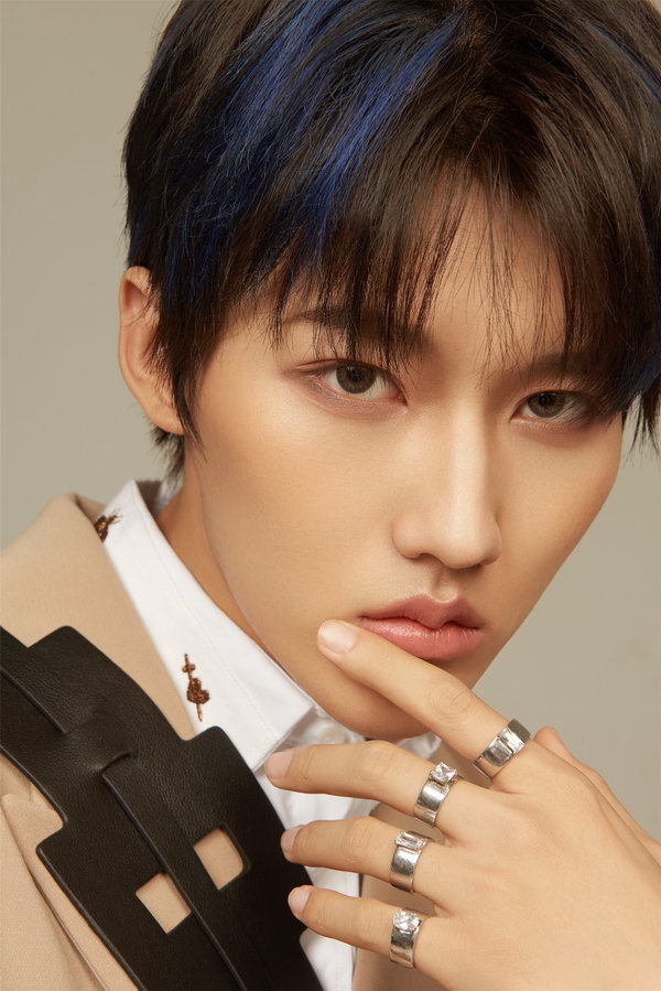 沙漠五子d5写真集起风了预售阳光帅气彰显活力