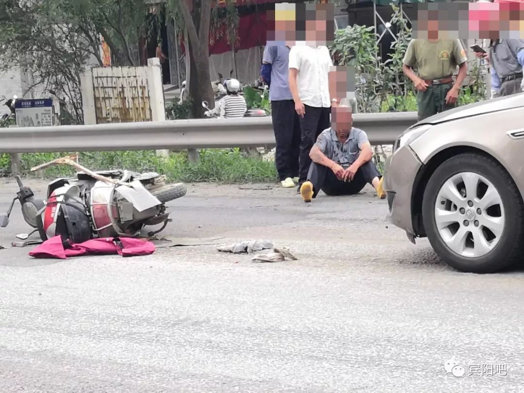 二级路新桥路口发生车祸地上一滩血