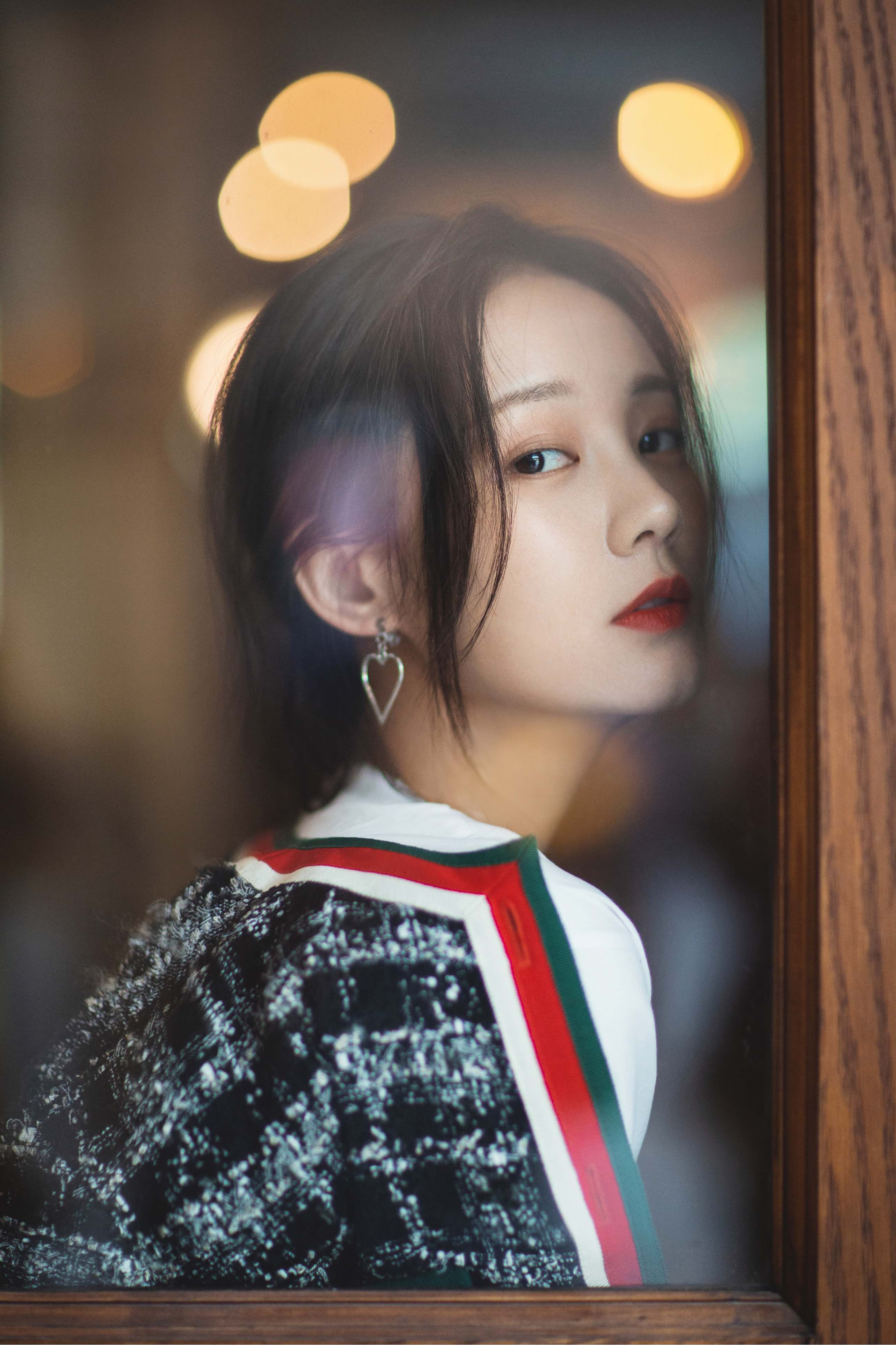 李一桐最新街拍 展露质感先行的高级时尚