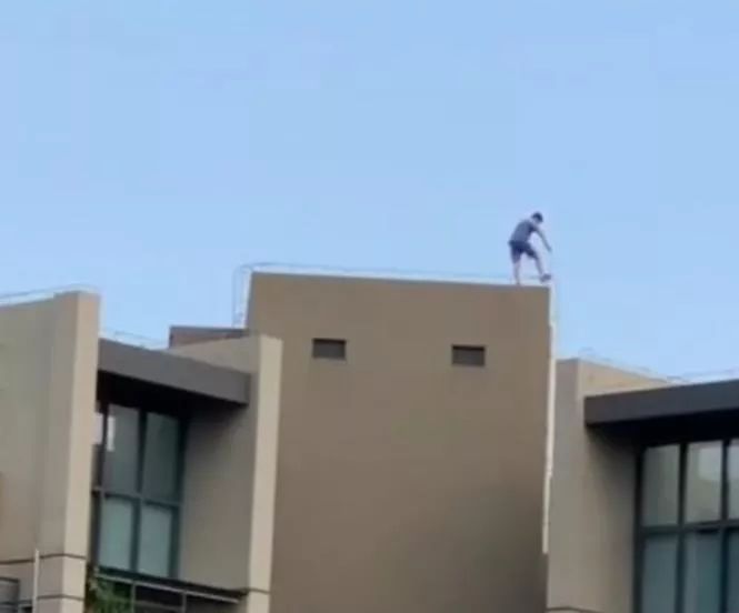 视频惊险!7名小学生32楼天台跳来跳去,模拟吃鸡游戏
