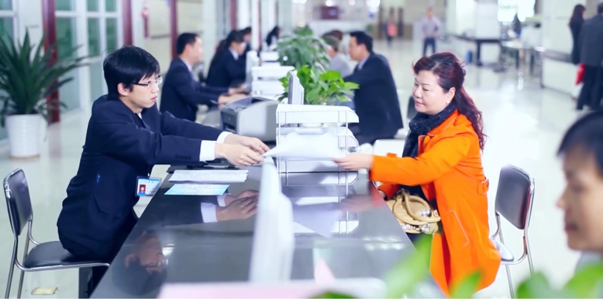 中心组织机关干部职工,窗口工作人员等100余人集中学习政务服务礼仪