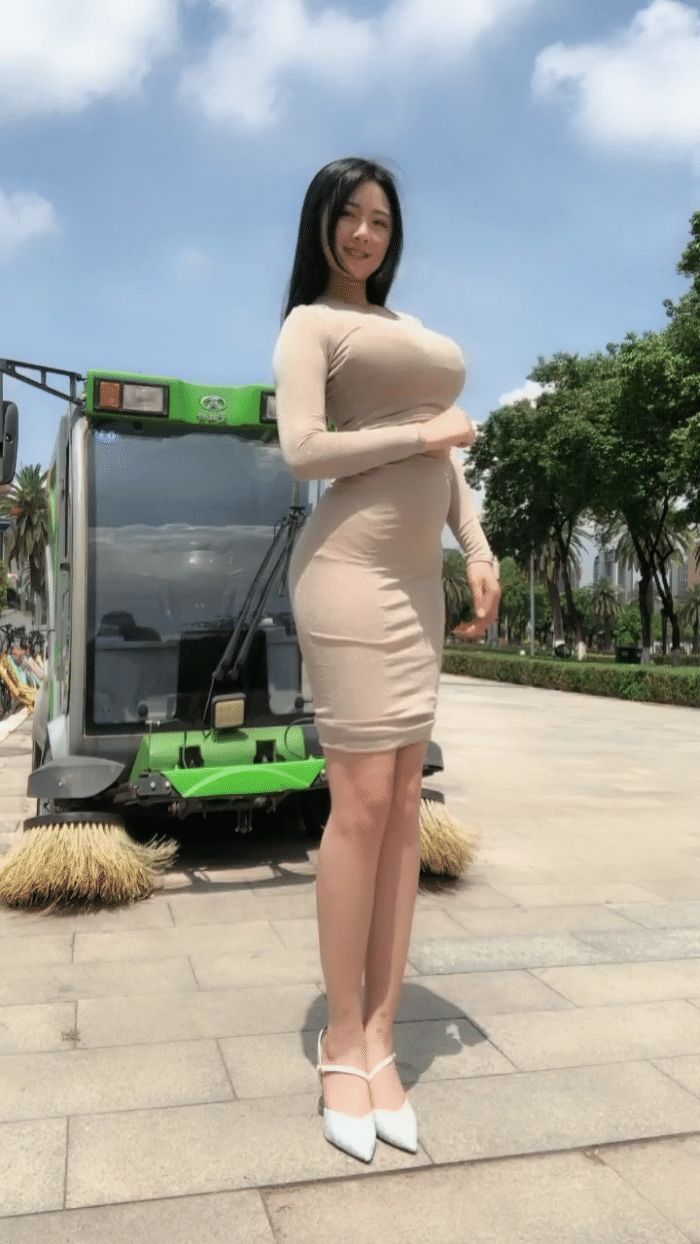 辣妈穿着紧身裙出街微胖美女也能美的怦然心动网友美到犯规