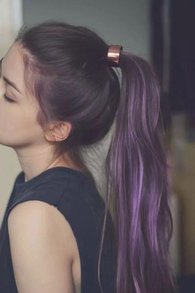1,紫色挑染少量的挑染会让你的发色在阳光下显出高光效果,增加发型